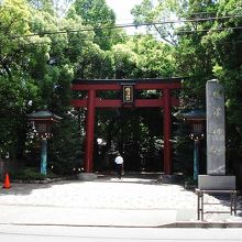 根津神社の（稲荷神社側の）入口、向かい側は日本医科大学病院