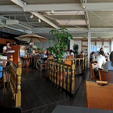 従業員の動きも外国並みに悪い．