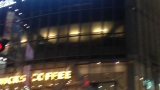 スクランブル交叉点の真正面のビル