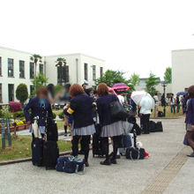 遠目には女子高生ですが、実はオジサン達です・・・