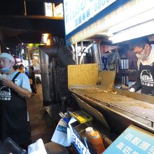 チキンを揚げてくれています