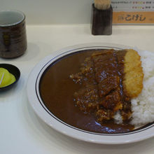こちらもおなじみのとんかつカレー