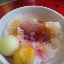 ダブルアイスを食べ進めてくとこんな感じ。シロップかかってます