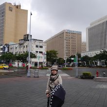 駅前の正面はビル街です。