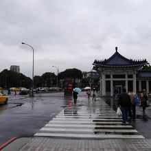 神宮外苑みたいな感じ。信濃町駅前？