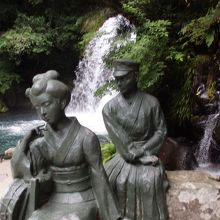 銅像の向こうに初景滝