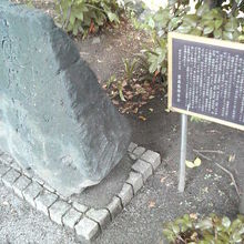 隣に「霊巌島の由来」という立て札があります。