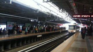 独立公園やシティ・ギャラリー等も近くて便利な駅