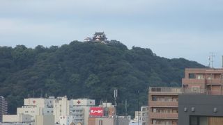 松山市の中心に位置しています