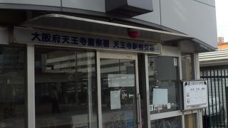 交番の建物の外壁がゾウの鼻などを表現している