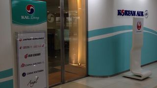 狭いラウンジでした