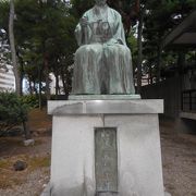 福井神社の中にある松平春嶽の像
