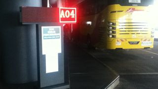 多くのショップやレストランがある広いターミナル