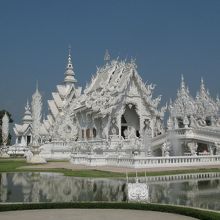 真っ白な綺麗な寺院です。