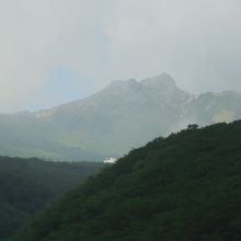 橋の上からの朝日岳遠景