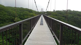 しっかりしたつり橋ですが、時々ゆれるとちょっと怖い
