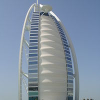 ビーチ沿いから見た建物