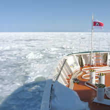 オホーツク海を埋め尽くす流氷の中を進むおーろら！