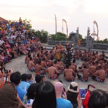 たくさんの世界中からの観光客でうめつくされていました。幻想的