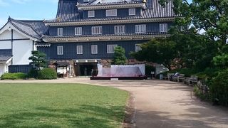 芝生の緑と岡山城