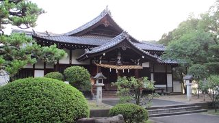 高台に祀られています