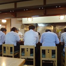 うどんを食べる後ろ姿