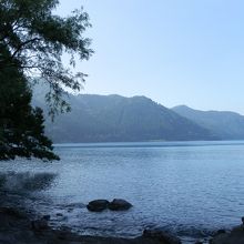 たつこ姫像付近の田沢湖。湖面に青空が溶け込み、神秘的でした。