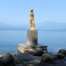田沢湖とたつこ姫像。