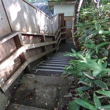 駐車場からお風呂に行く階段