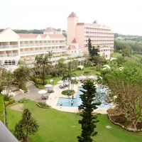 部屋のベランダより、右手には海が見えます。