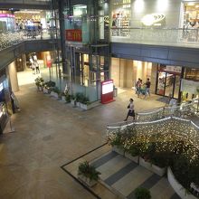 下のフロアは比較的安い食べ物系で充実