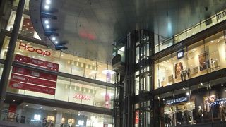 大型なのに周囲と比較すると中型ショッピングモール