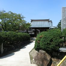 門前越しの風景