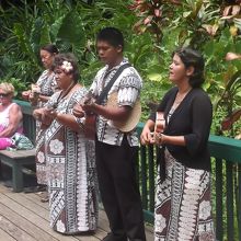 ハワイアンウエディングソングを歌ってくれます