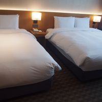 ツインルームのベッドは１つがクイーンサイズでひろびろ！