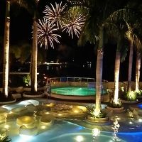 夜のプールと花火