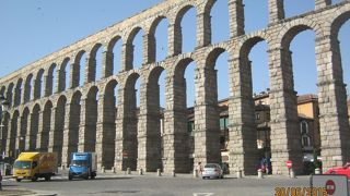 今も2000年前の勇姿を見せてくれています。