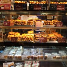 人気の商品は遅い時間になると売切れてます