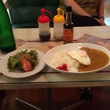 ギルド、目玉焼きカレー。