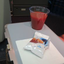 飲み物とナッツ