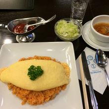 タンポポオムライスとボルシチとコールスローをいただきました