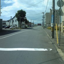 幣舞橋を渡ったところから見た港文館　ちょっと離れています