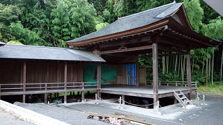 山の中の能楽堂