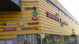 バスターミナルに隣接して便利なショッピングセンター