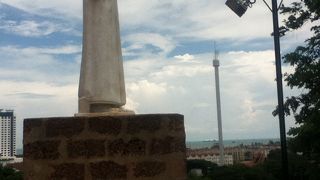 像の横から旧市街やマラッカ海峡が見える