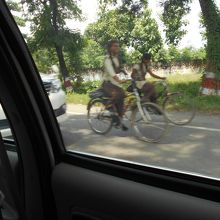 タクシーの車中から、女学生の下校の様子です