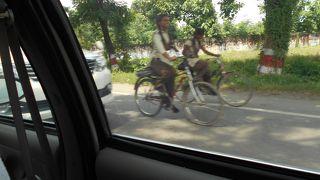 パレス・オン・ガンジスまでINR850、プラス空港駐車場代INR50