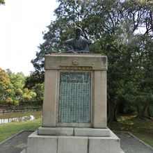 城の近くの庭園の端にある像