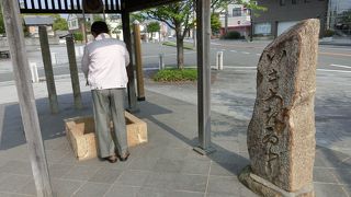 赤穂浪士がここで息を継いだと言う、 息継ぎの井戸。