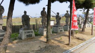 47義士の石像があり、左右に並んでいます。